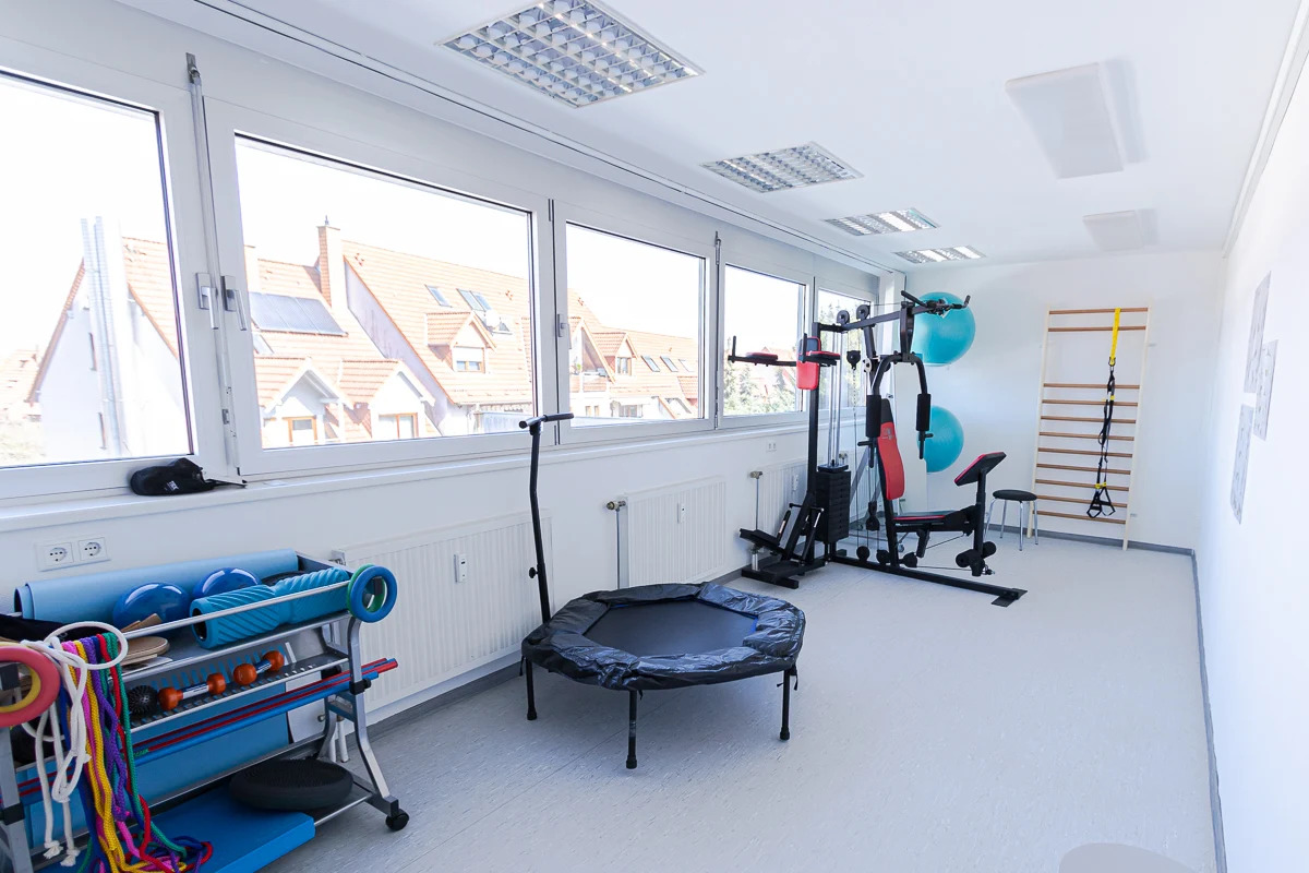 Therapeut demonstriert Übung mit Patientin